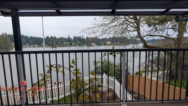 Building Photo - Huge waterfront home, fully furnished, boa...