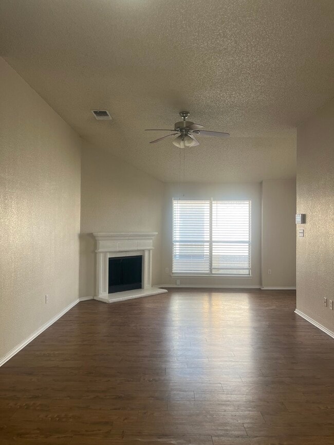Building Photo - 3/2/2 Burleson ISD! fresh paint, New carpet ! 2 dining rooms, easy access to fort worth & 35