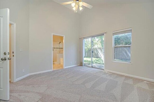 Building Photo - Pristine 3 Bedroom 2 bathroom + Den in Sou...