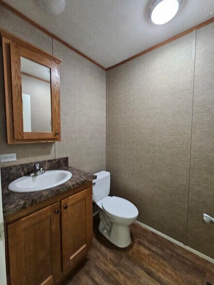 Building Photo - 211 Flower Dr