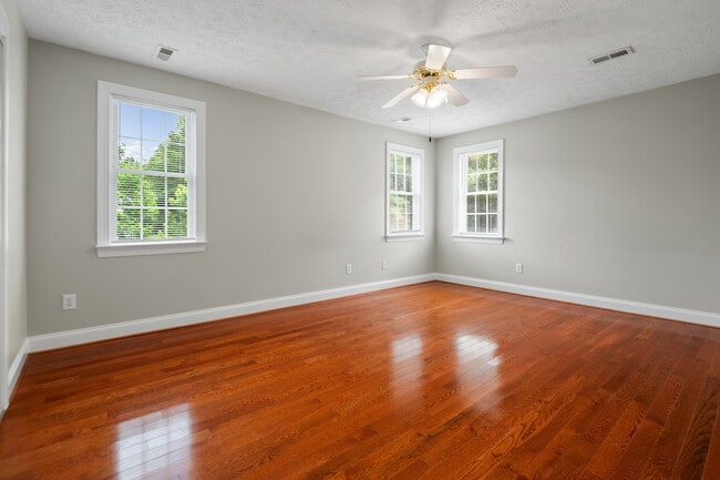 Building Photo - 619 Greyshire Dr