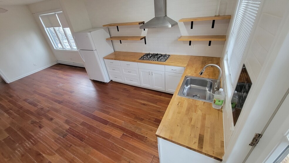 Building Photo - 19 70th St