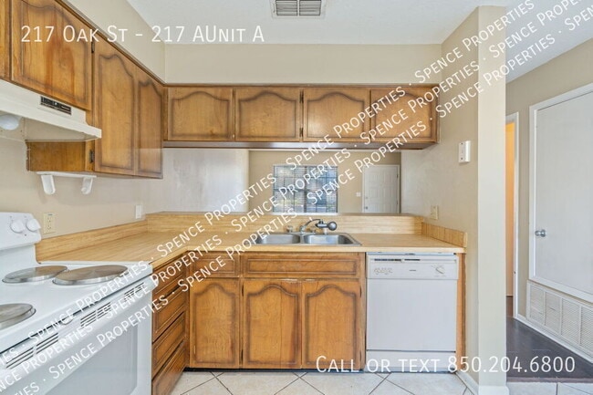 Building Photo - 217 Oak St SE