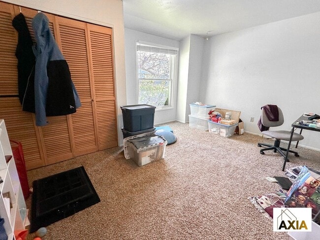 Building Photo - Spacious Home Right on the Park!