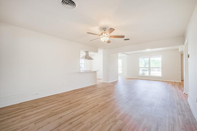 Building Photo - 802 Wright St