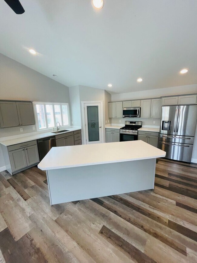 Building Photo - Entertainers delight, 3bdrm 2.5 bath home ...