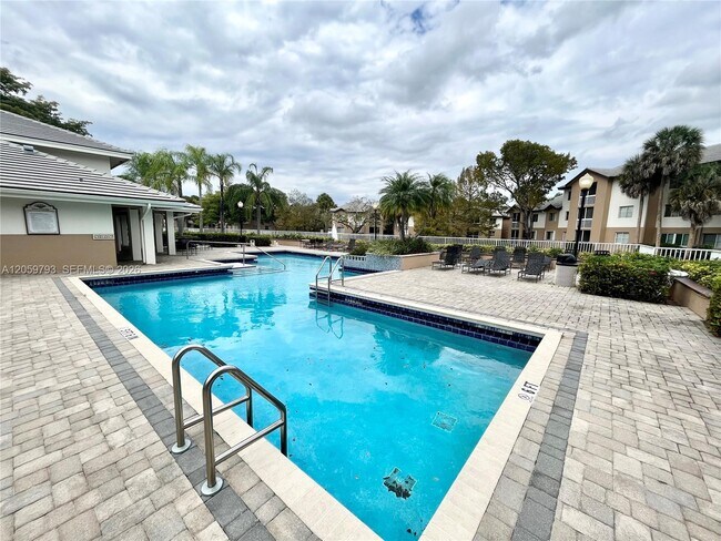 Building Photo - 9755 Westview Dr