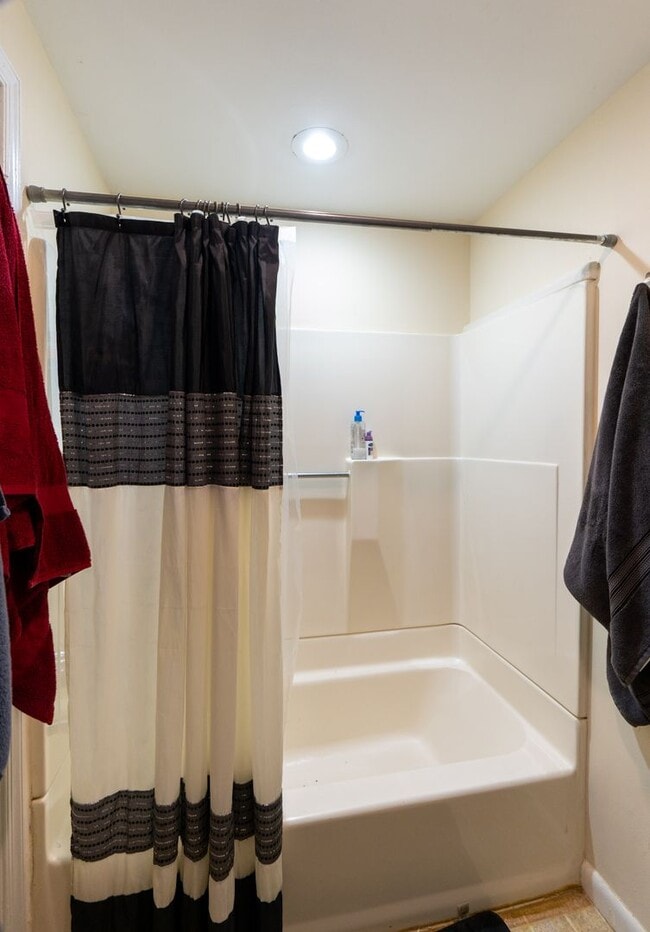 Building Photo - Beautiful 2 bedroom Bi level unit