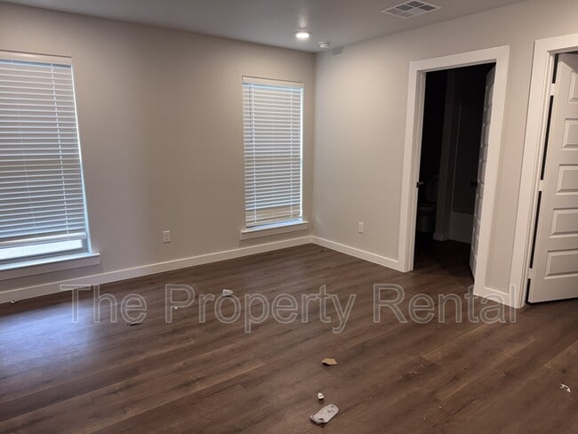 Building Photo - 520 Thicket Dr