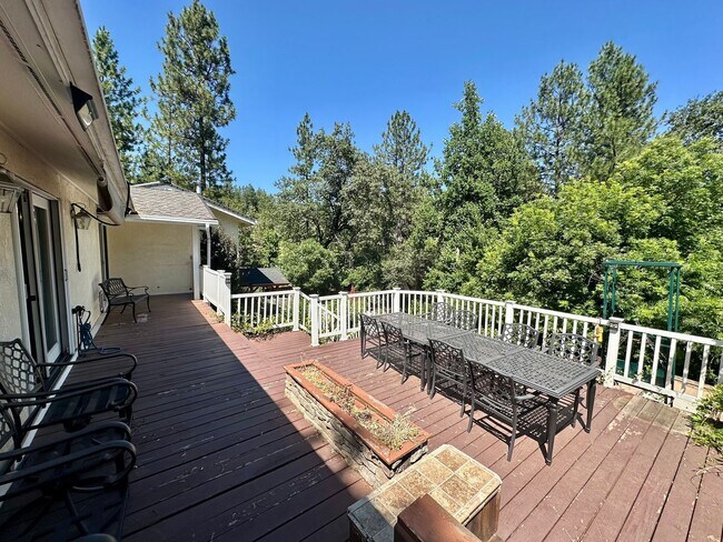 Building Photo - Stunning 4 Bedroom 3 Bathroom House with a...