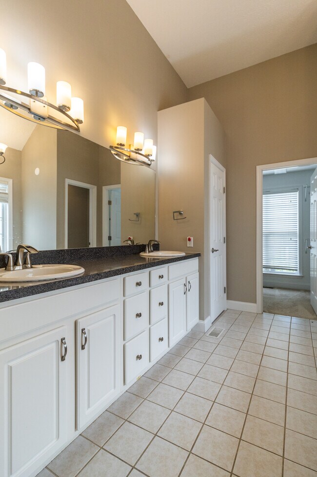 Building Photo - 1100 Winterberry Ln