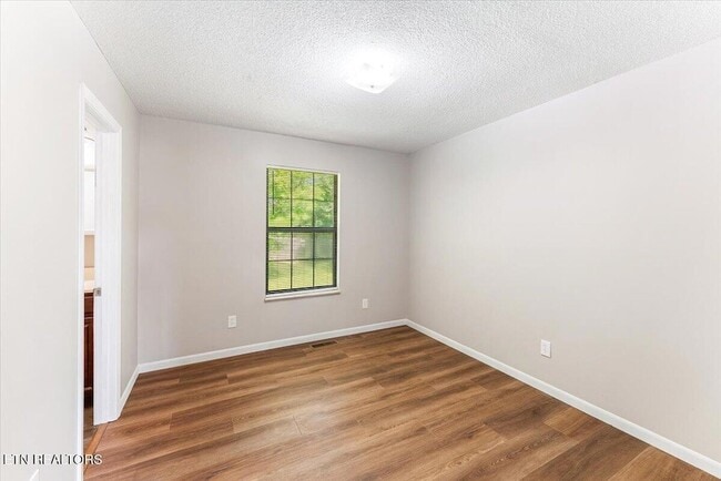 Building Photo - 5917 W Pine Ln