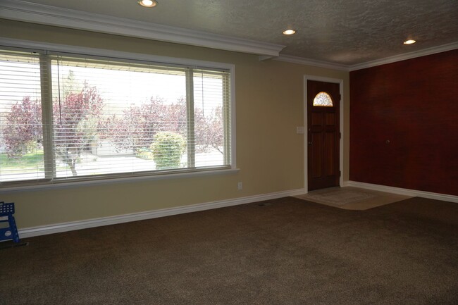 Building Photo - 5 Bedroom Sandy Home