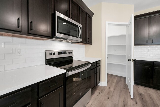 Building Photo - Hickory Village 55 Plus, LLC - 3700 E Cherry St Springfield, MO 65809