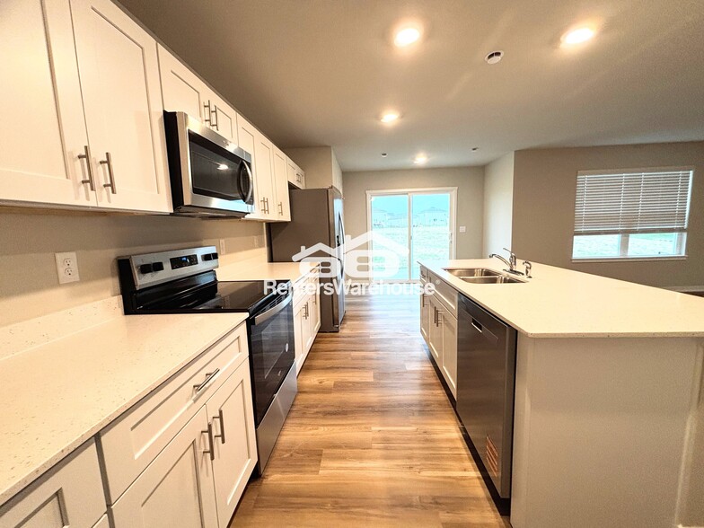 Building Photo - 2374 SE Callista Ave