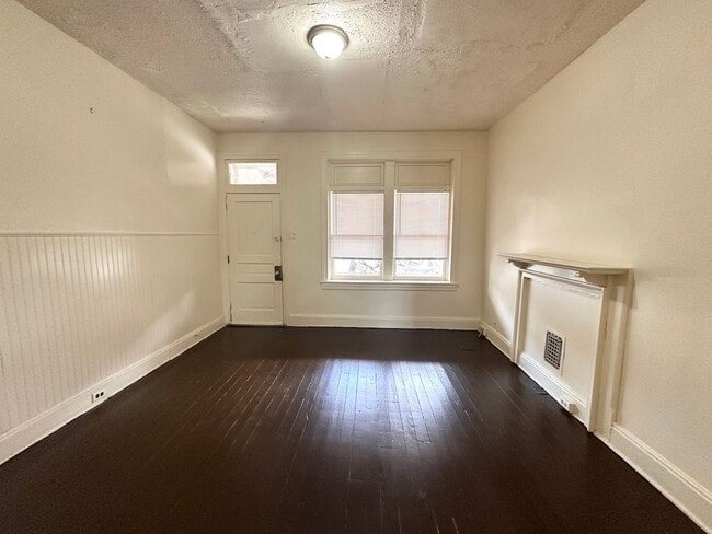 Building Photo - 4 Bedroom 1 Bathroom w/Garage in York City!