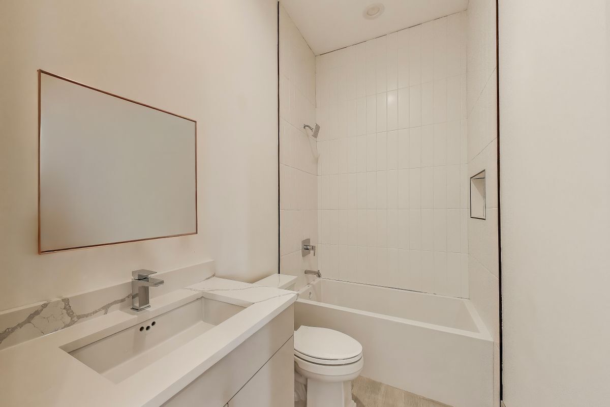 Building Photo - 2023 N Drake Ave