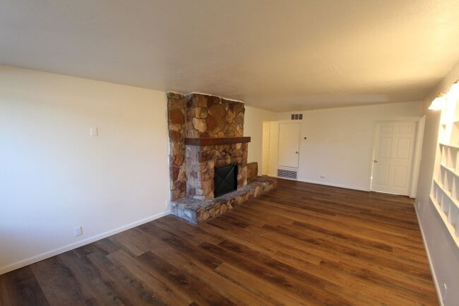 Building Photo - $500 Move-In Special! Month to month lease Available.