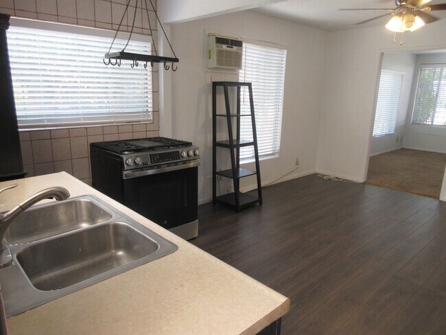 Building Photo - Adorable San Fernando home on O'Melveny