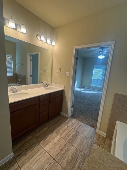 Building Photo - 1107 Rhodactis Dr