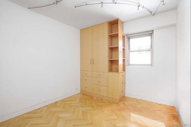 Building Photo - 153 E 57th St