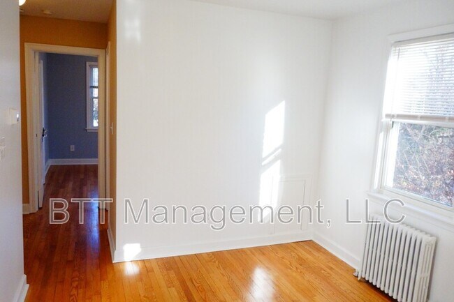 Building Photo - 907 Hudson Ave