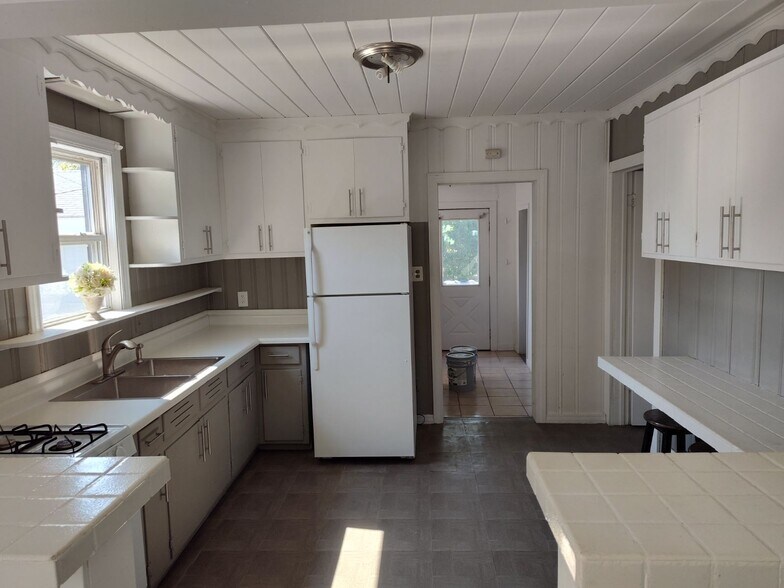 Primary Photo - 10850 Parkside Ave