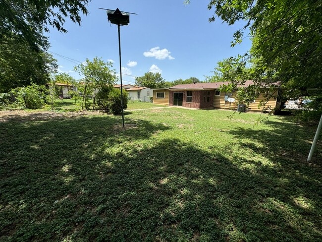 Building Photo - 212 W Robin Ln