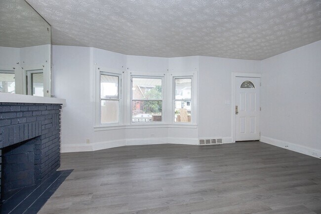 Building Photo - 4930 E 108th St