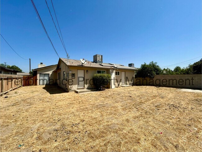 Building Photo - Cute 3 Bed/1 Bath SE Bakersfield Home w/ S...