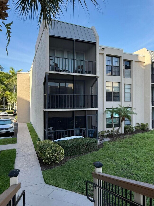 Building Photo - 2 E Royal Palm Rd