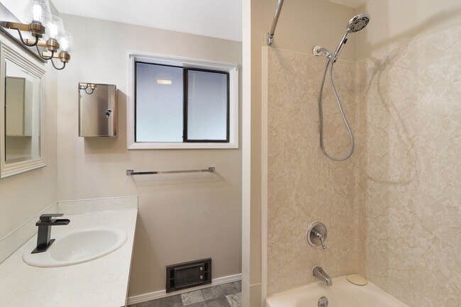 Building Photo - 2 Bed 1 Bath - Garage - Storage Shed - Pet Friendly - NAS Whidbey