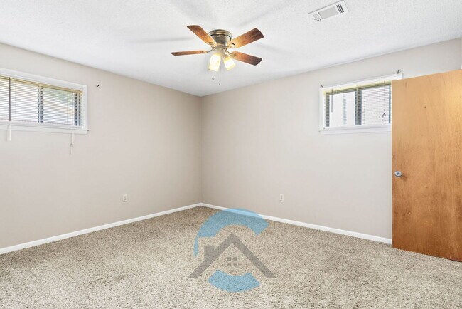 Building Photo - 2417 Meadow Dr