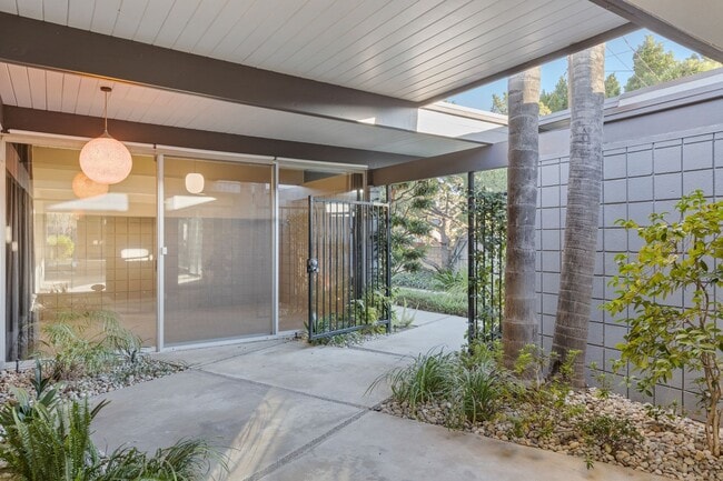 Building Photo - 10347 Cozycroft Ave