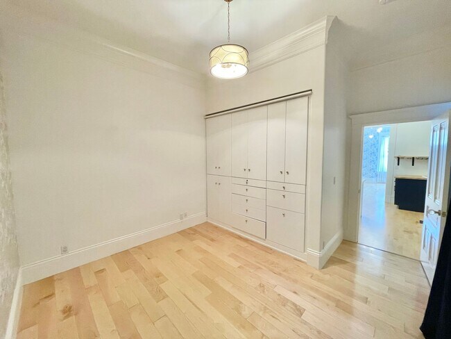 Building Photo - Super Charming NOPA Condo! Parking! Laundr...