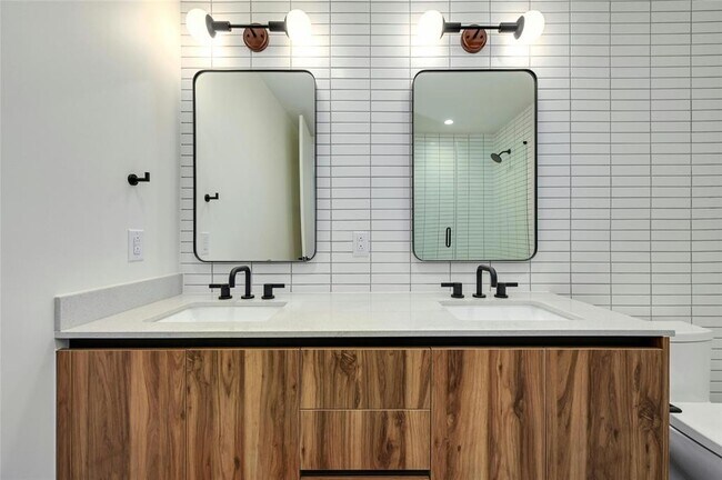 Building Photo - 84 East Ave