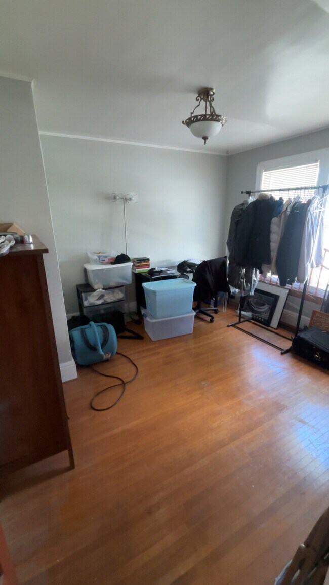 Building Photo - 908 Symonds Pl