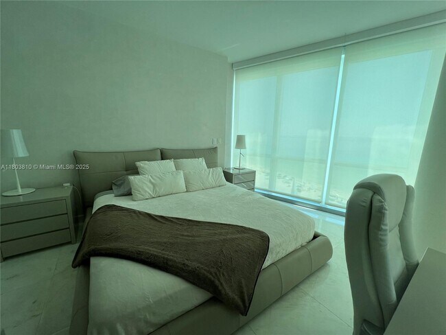 Building Photo - 17121 Collins Ave