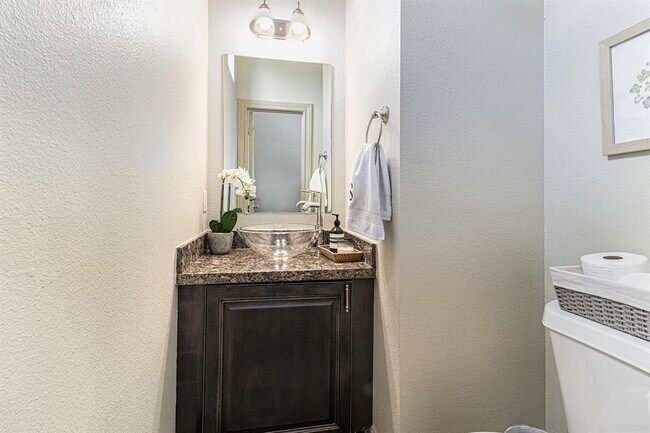 Building Photo - 1320 W 25th St