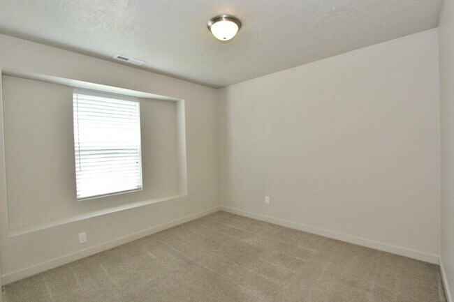 Building Photo - Immaculate Single-Level Home