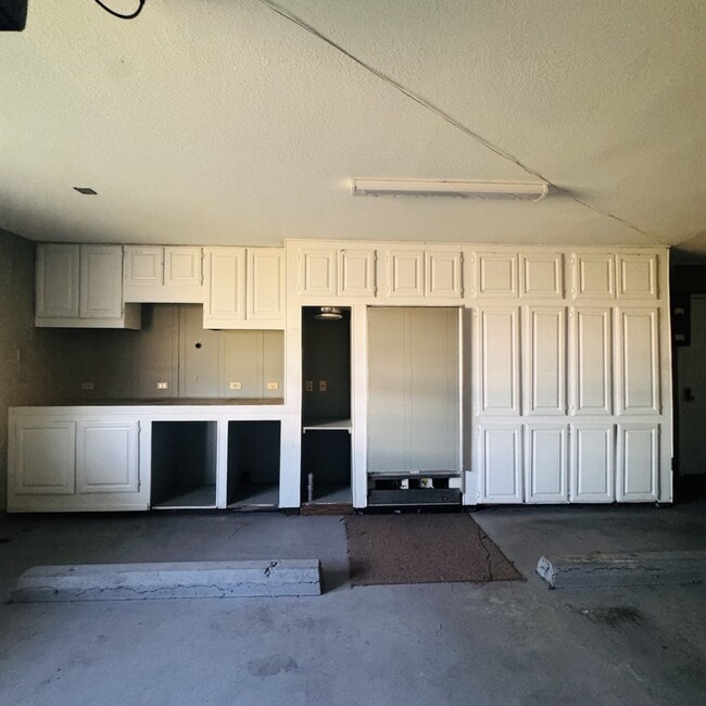 Building Photo - 3175 Sandalwood Dr