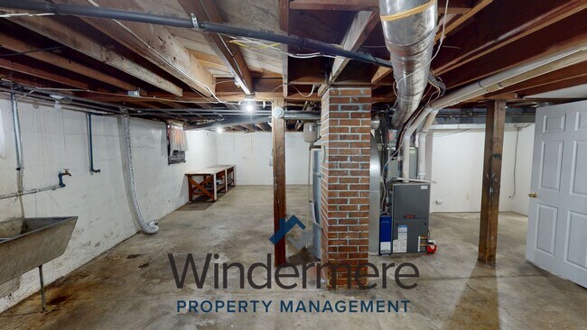 Building Photo - 604 W Cherry St