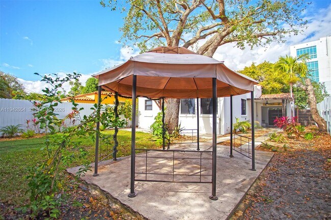 Building Photo - 1744 SW 22nd Terrace