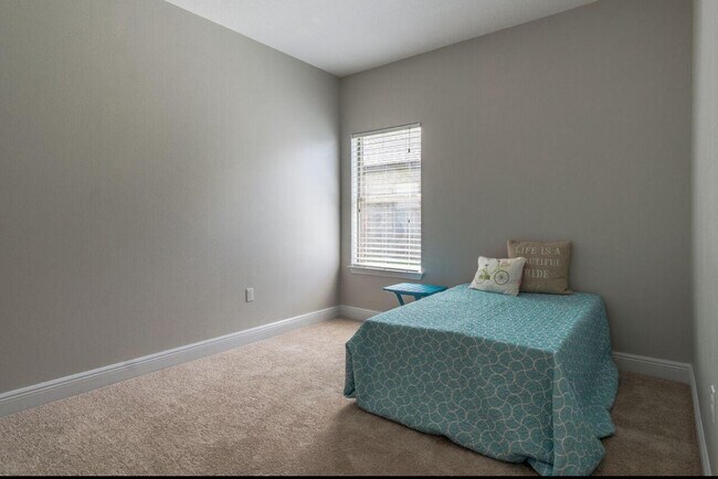 Building Photo - 32 Sonata St
