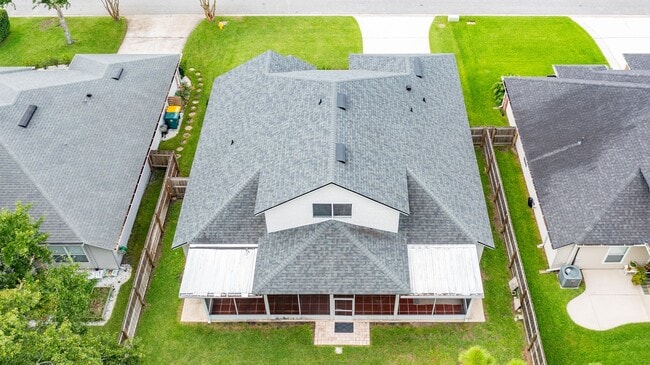 Building Photo - Stunning home in desirable neighborhood