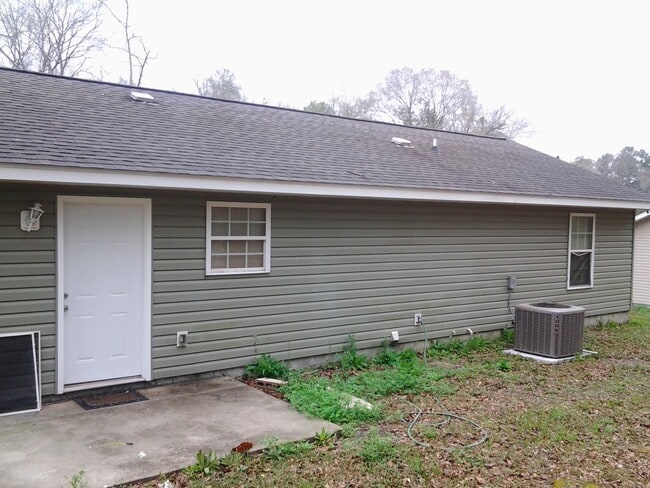 Building Photo - 3bedrooms 2 baths single family home available March 2022 in Qunicy Fl