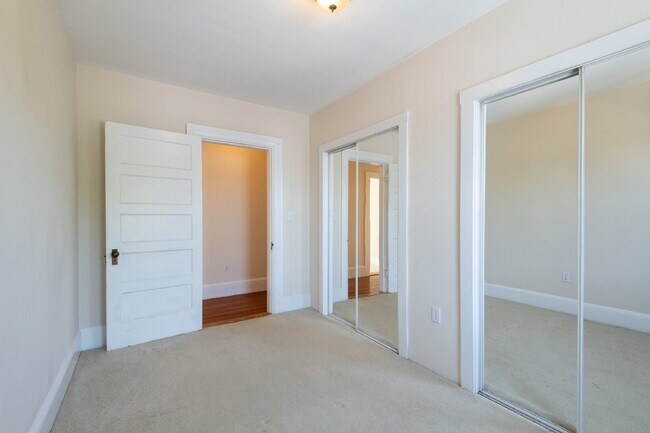 Building Photo - 1400 sf Fairmont Apartment with Washer/Dry...