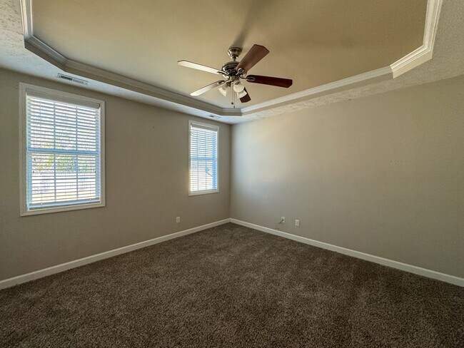 Building Photo - Beautiful 5 Bed 2.5 Bath Home with Main Level Primary Bedroom