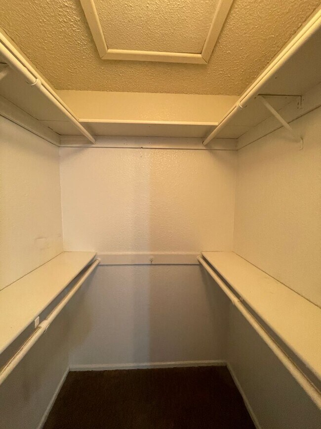 Building Photo - 3 BEDROOM HOME ON HUGE LOT WITH SOLAR  INCLUDED!