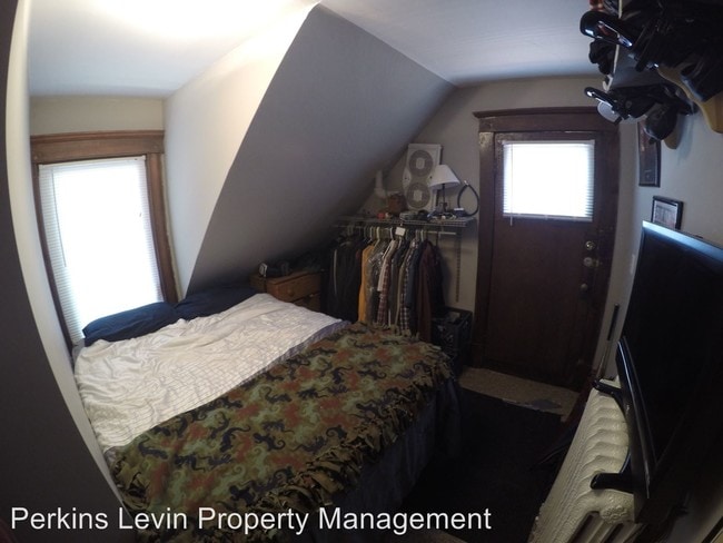 Building Photo - 735 Quincy St NE